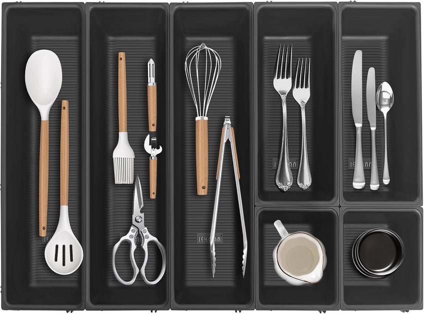 JEHONN Cutlery Drawer Organiser, Utensil Tray for Kitchen Flatware, Adjustable Large Silverware Holder, Compact Plastic Storage Divider with 7 Compartment for Spoons Forks Knives (Black)