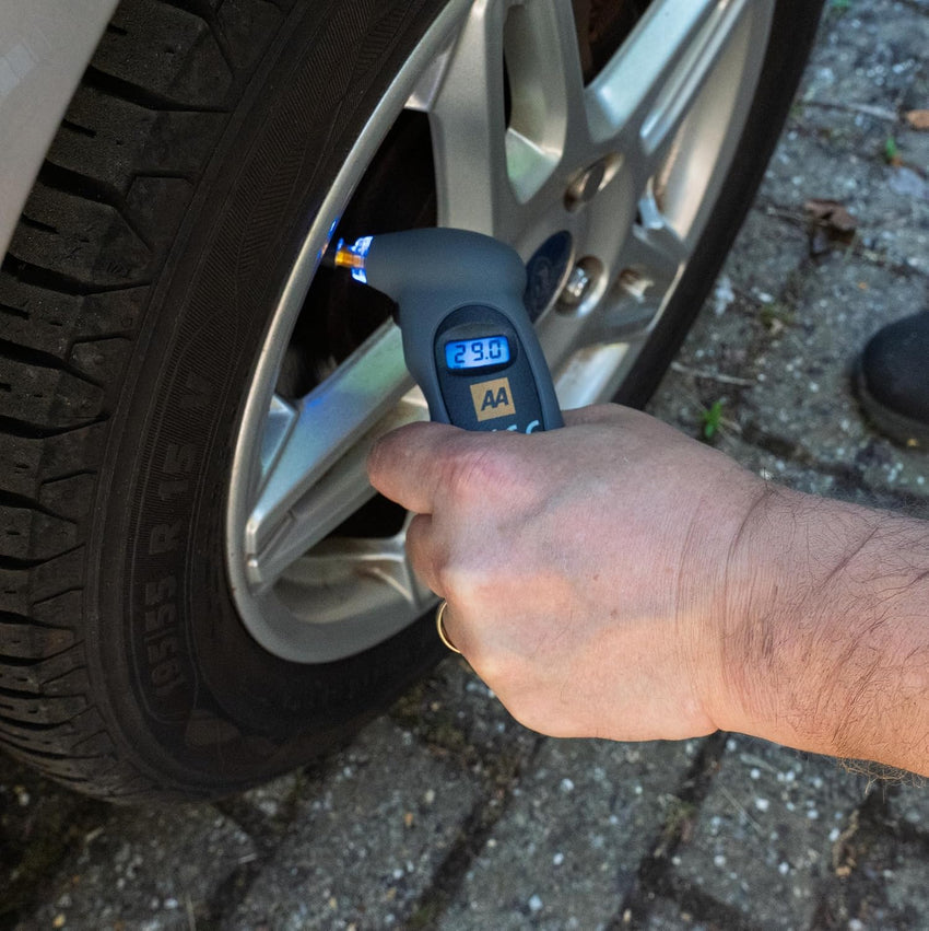 AA Digital Tyre Pressure Gauge AA1634 - Easy to Use on Cars Motorbikes Vans Bicycles - Backlit LCD Screen - 0-100 PSI/0--6.85 Bar