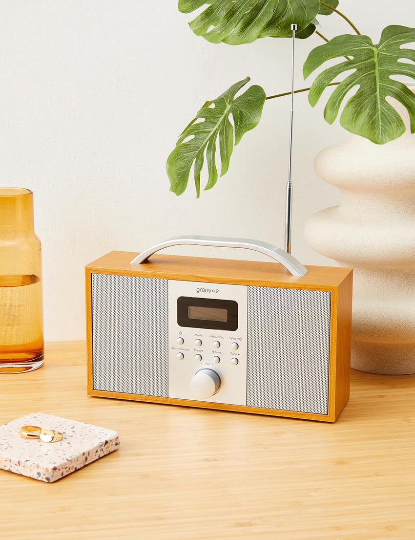 Groov-e Boston Wooden DAB & FM Digital Radio - Built-In Alarm Clock, Dynamic Range Control & Bluetooth Connectivity - LCD Display - Mains or Battery Operated - Portable Radio - 40 Preset Stations